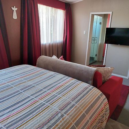 Bed And Breakfast Happy Home Taupo Accommodation エクステリア 写真