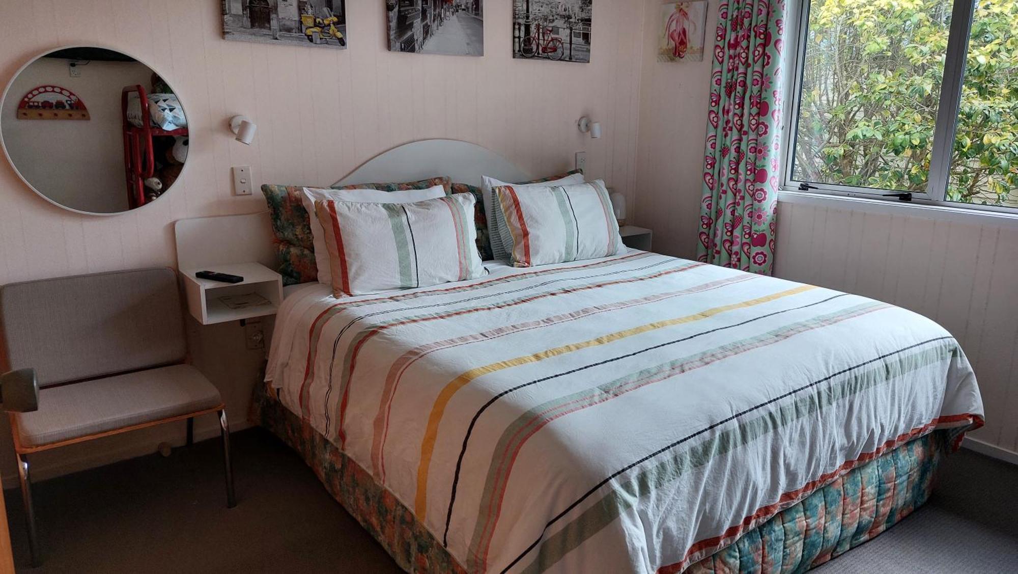 Bed And Breakfast Happy Home Taupo Accommodation エクステリア 写真