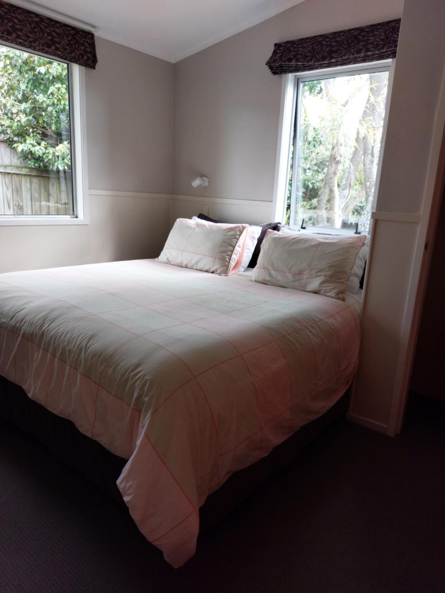 Bed And Breakfast Happy Home Taupo Accommodation エクステリア 写真