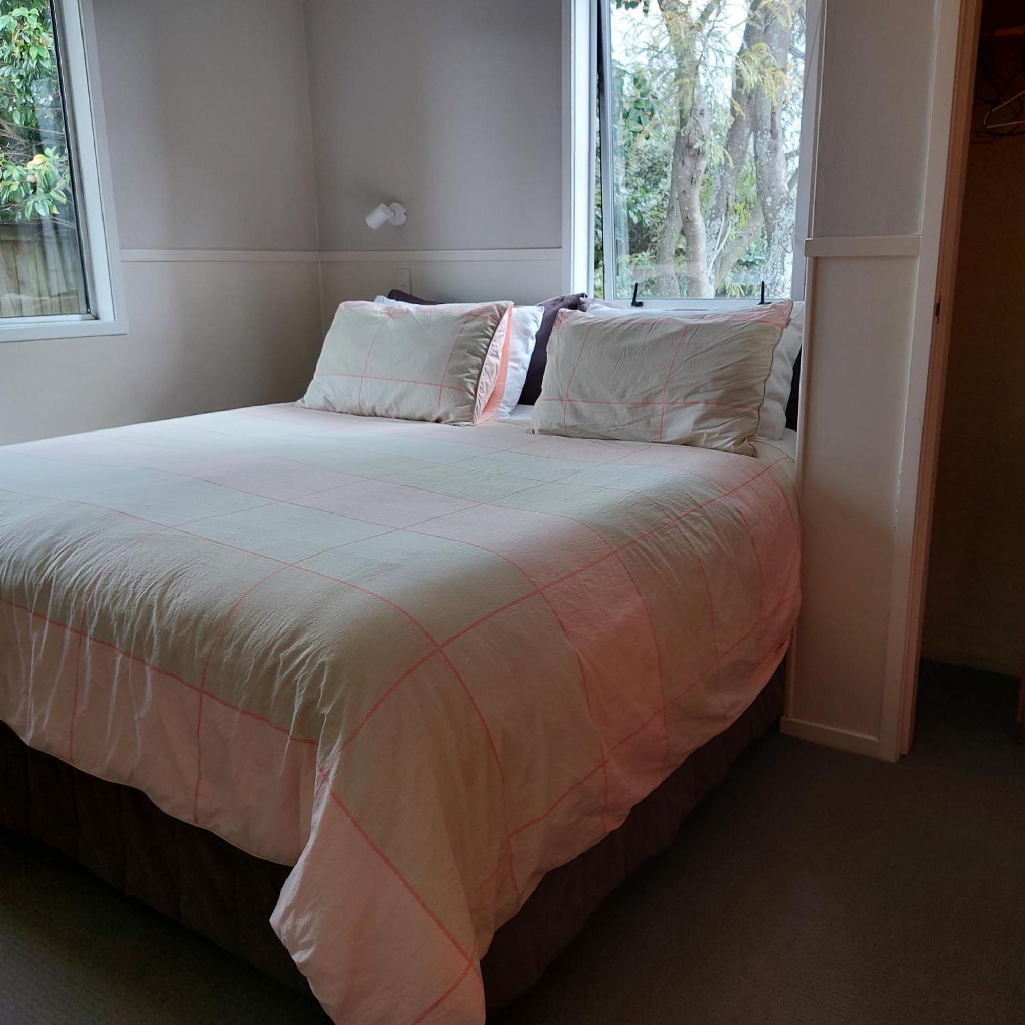 Bed And Breakfast Happy Home Taupo Accommodation エクステリア 写真