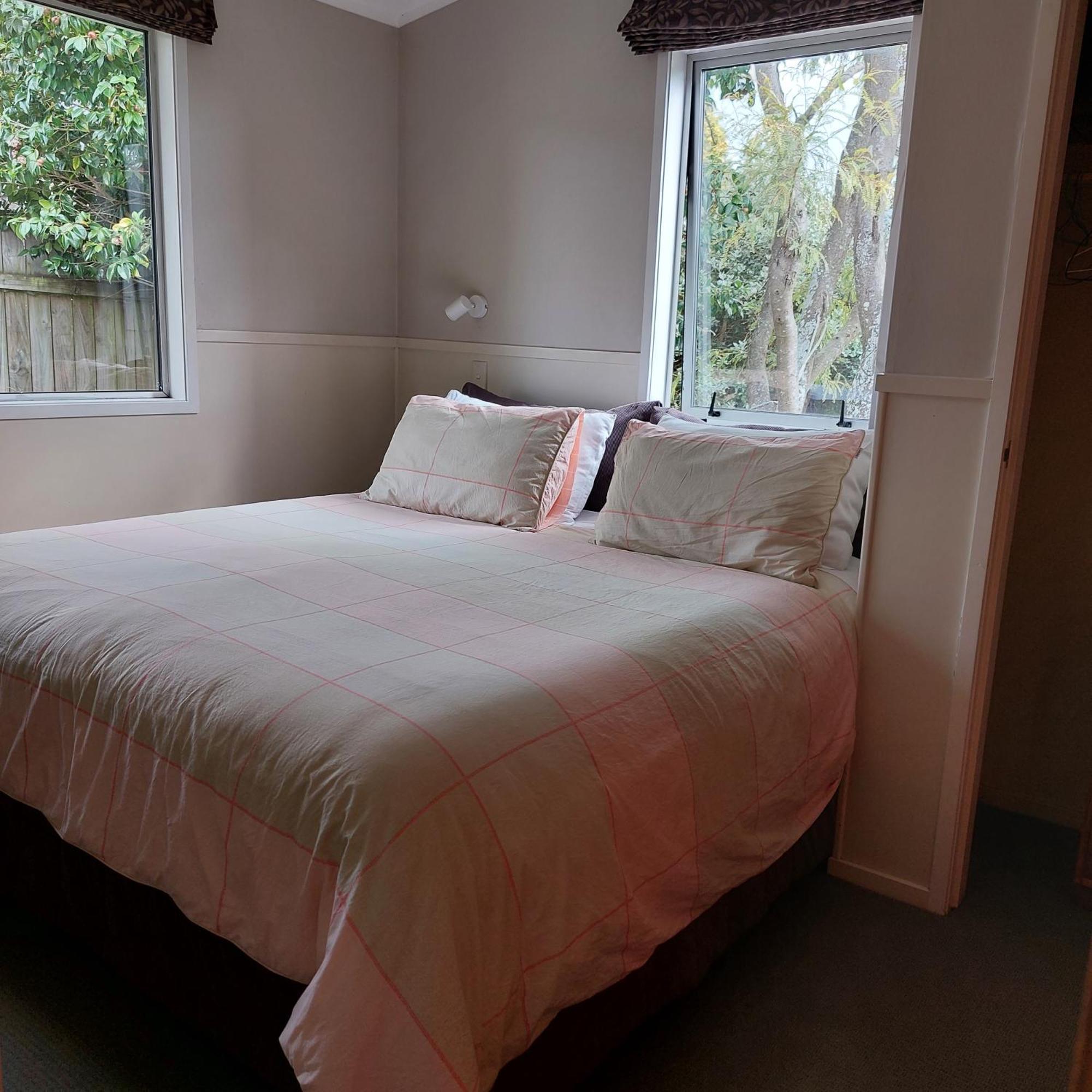 Bed And Breakfast Happy Home Taupo Accommodation エクステリア 写真
