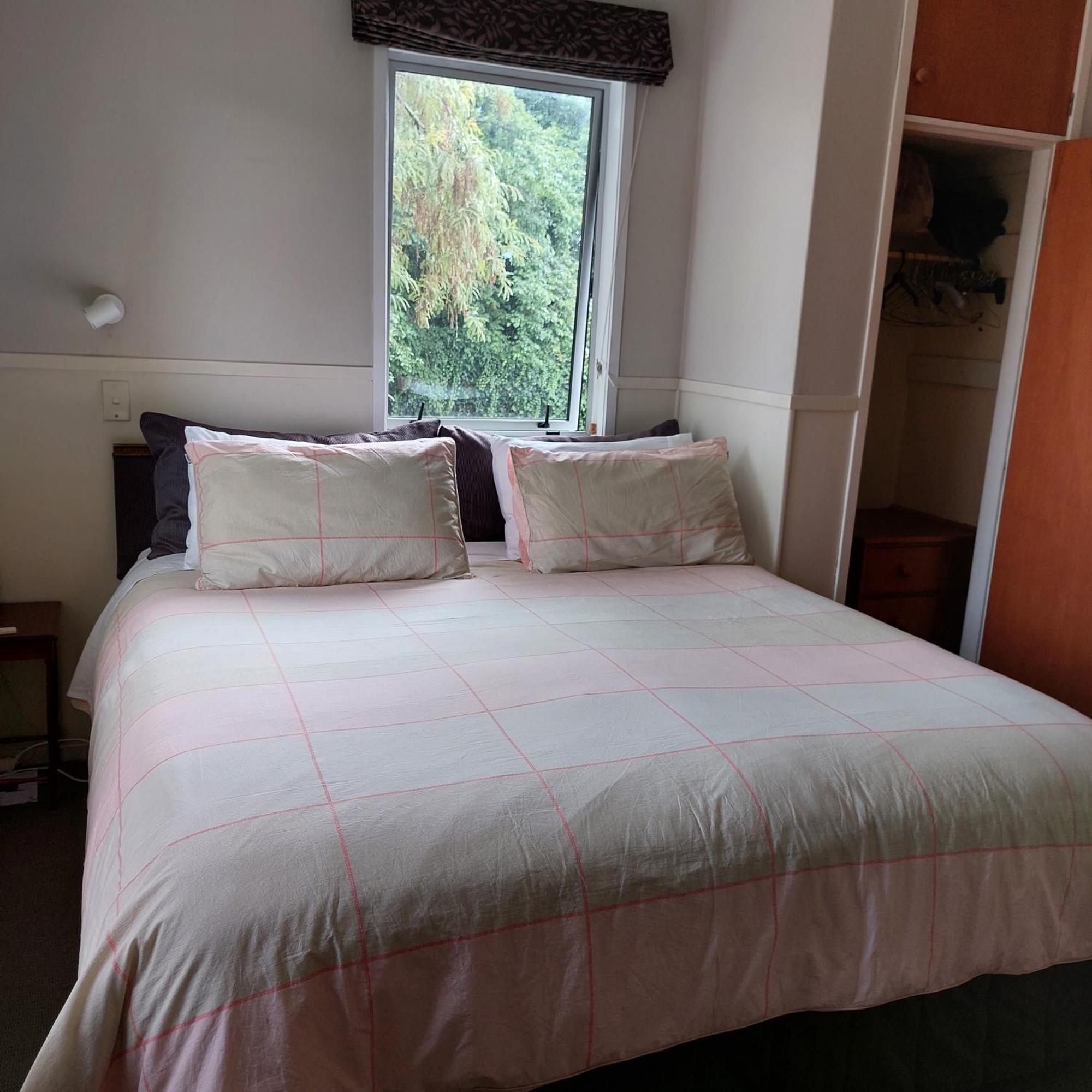 Bed And Breakfast Happy Home Taupo Accommodation エクステリア 写真