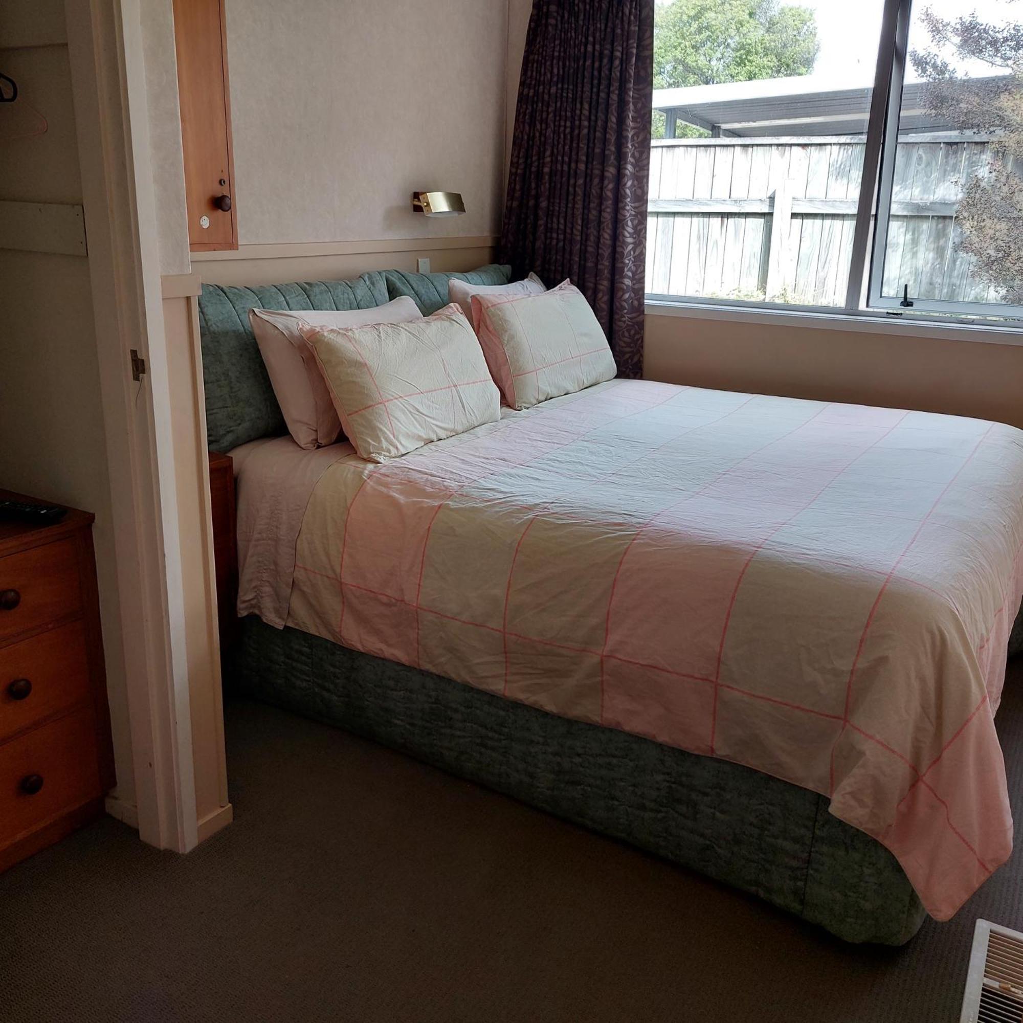 Bed And Breakfast Happy Home Taupo Accommodation エクステリア 写真