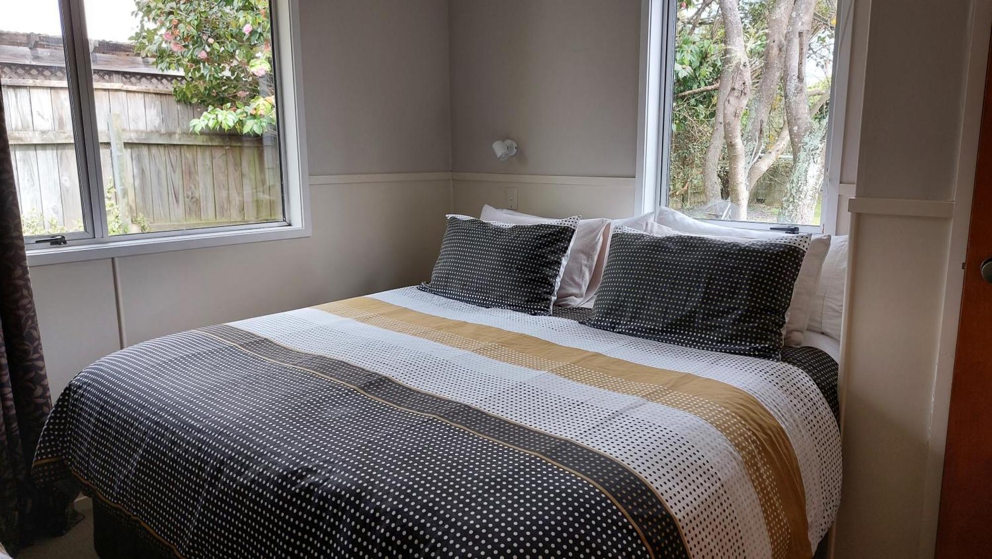 Bed And Breakfast Happy Home Taupo Accommodation エクステリア 写真