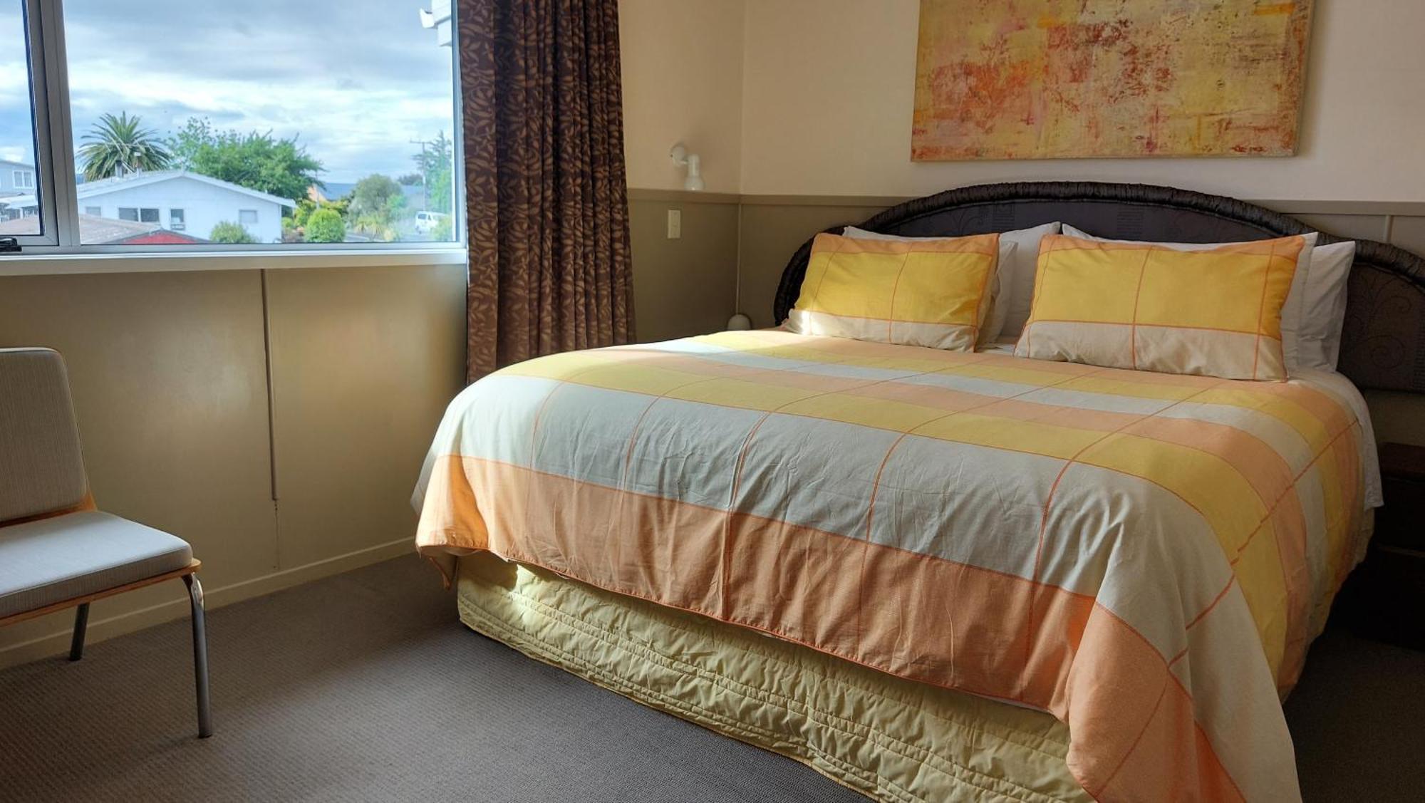 Bed And Breakfast Happy Home Taupo Accommodation エクステリア 写真