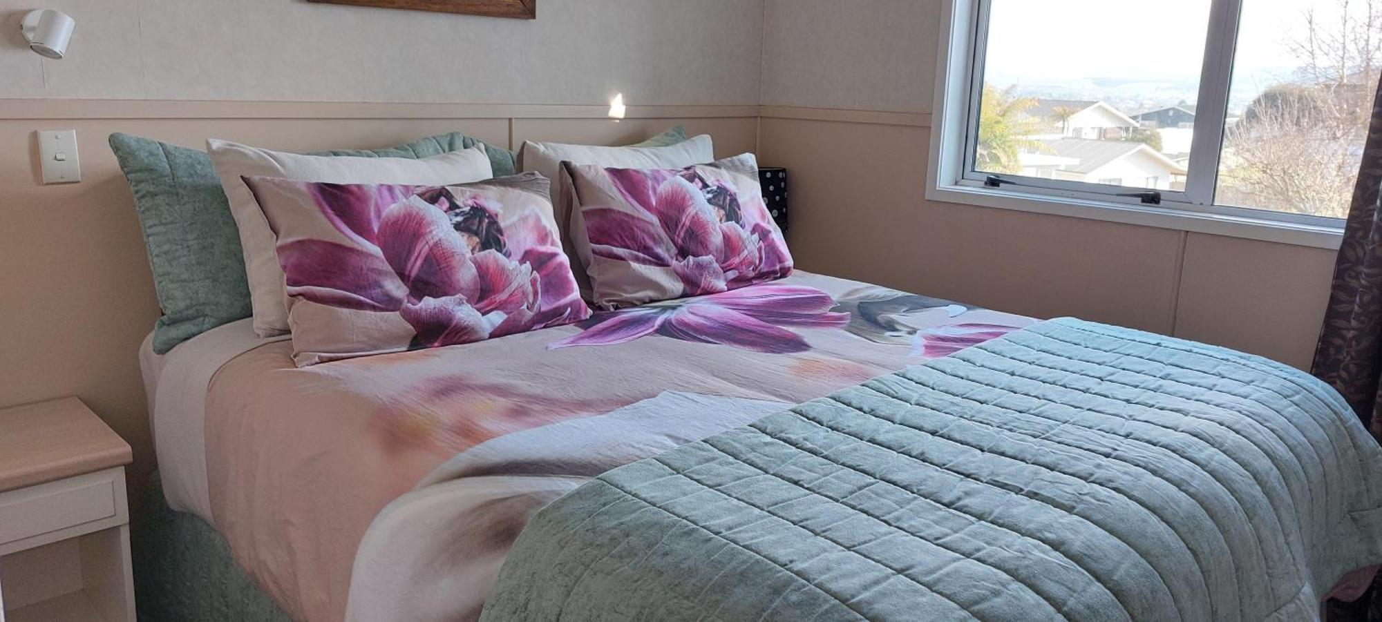 Bed And Breakfast Happy Home Taupo Accommodation エクステリア 写真