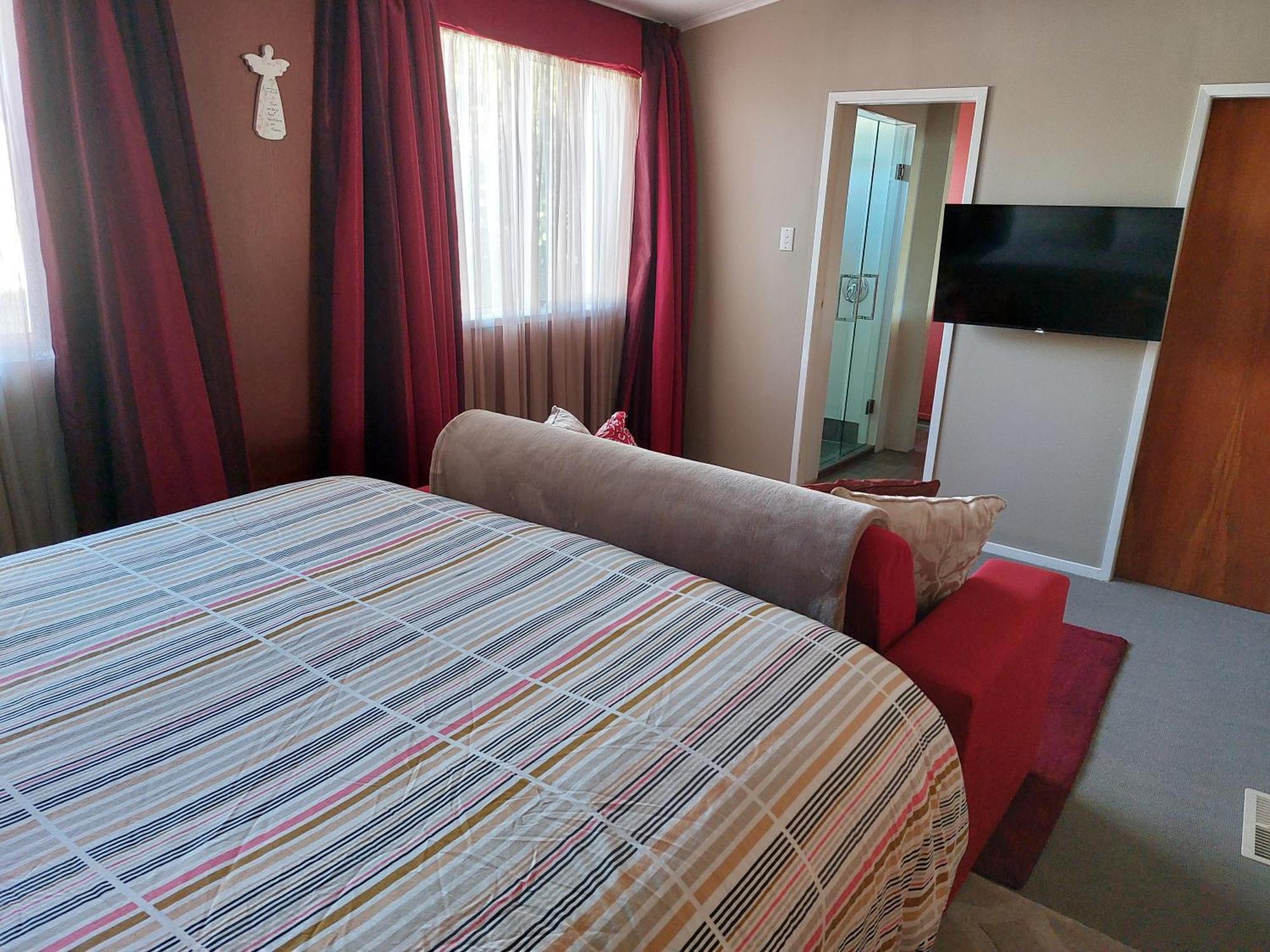 Bed And Breakfast Happy Home Taupo Accommodation エクステリア 写真