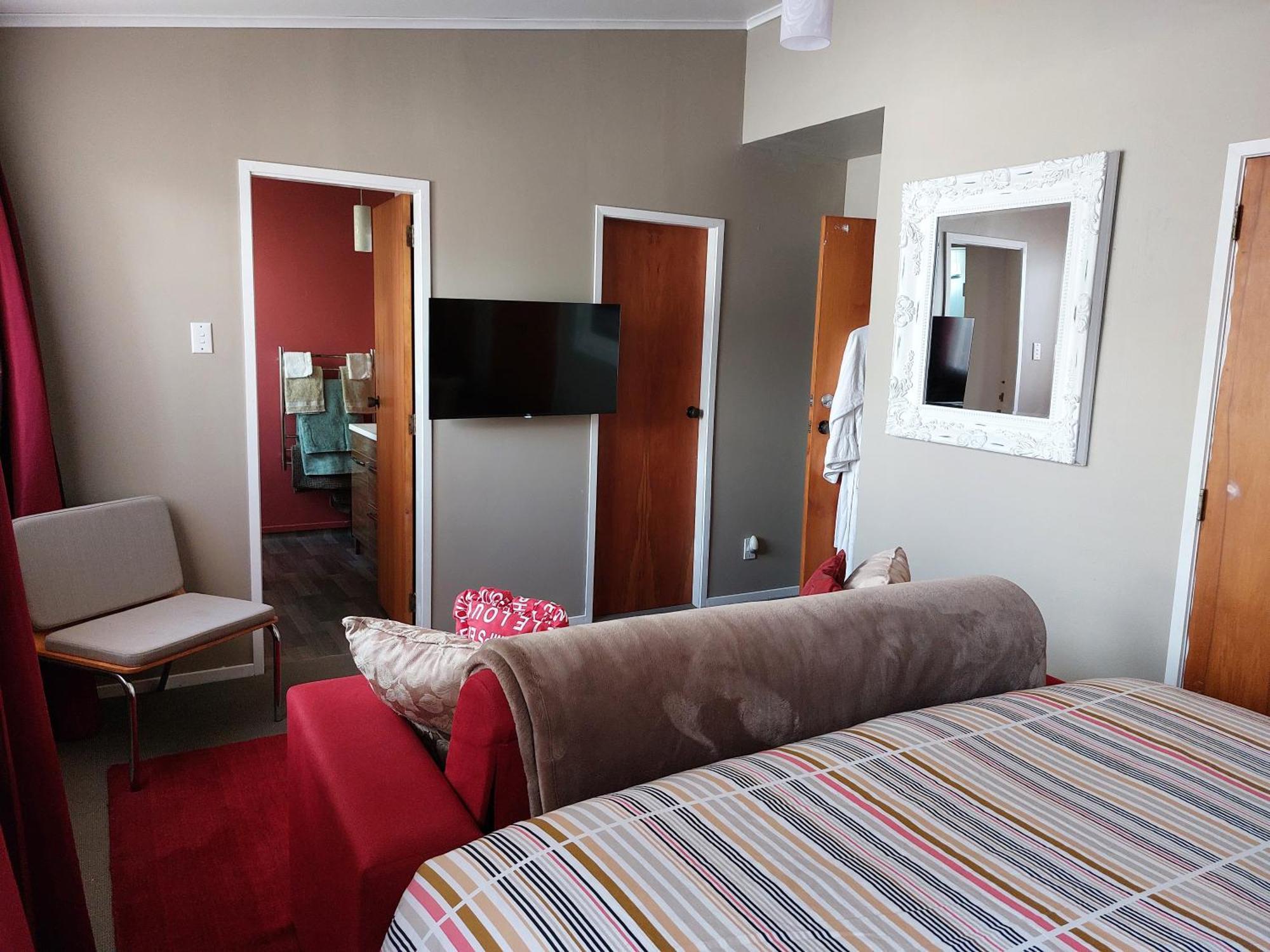 Bed And Breakfast Happy Home Taupo Accommodation エクステリア 写真