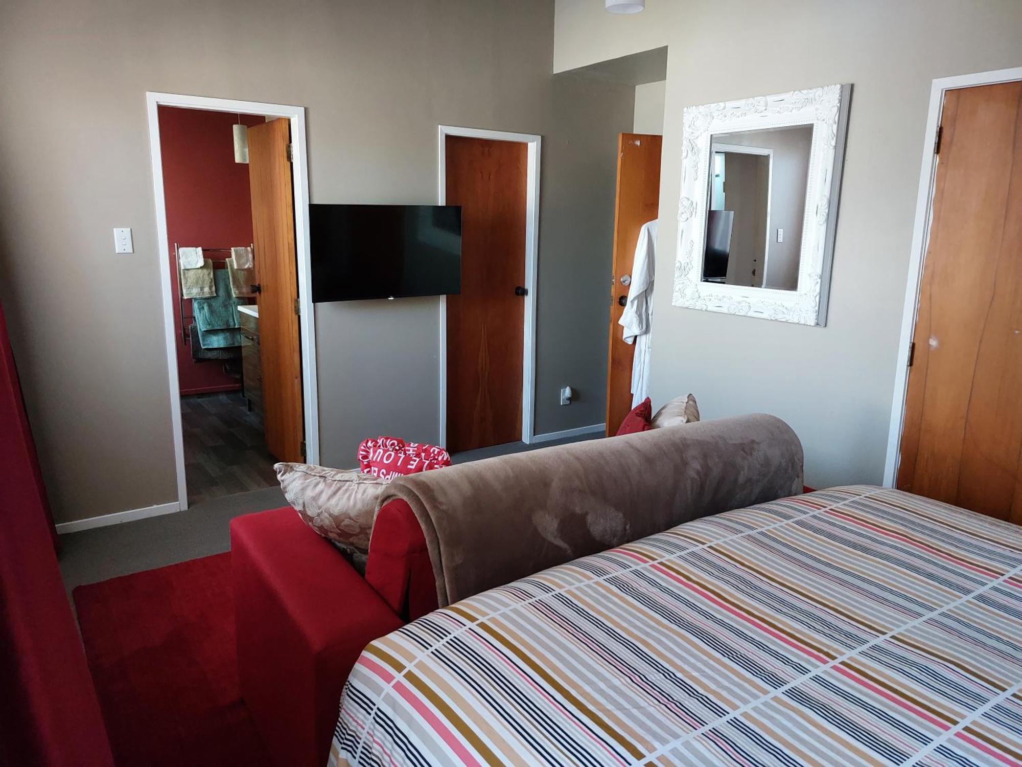 Bed And Breakfast Happy Home Taupo Accommodation エクステリア 写真